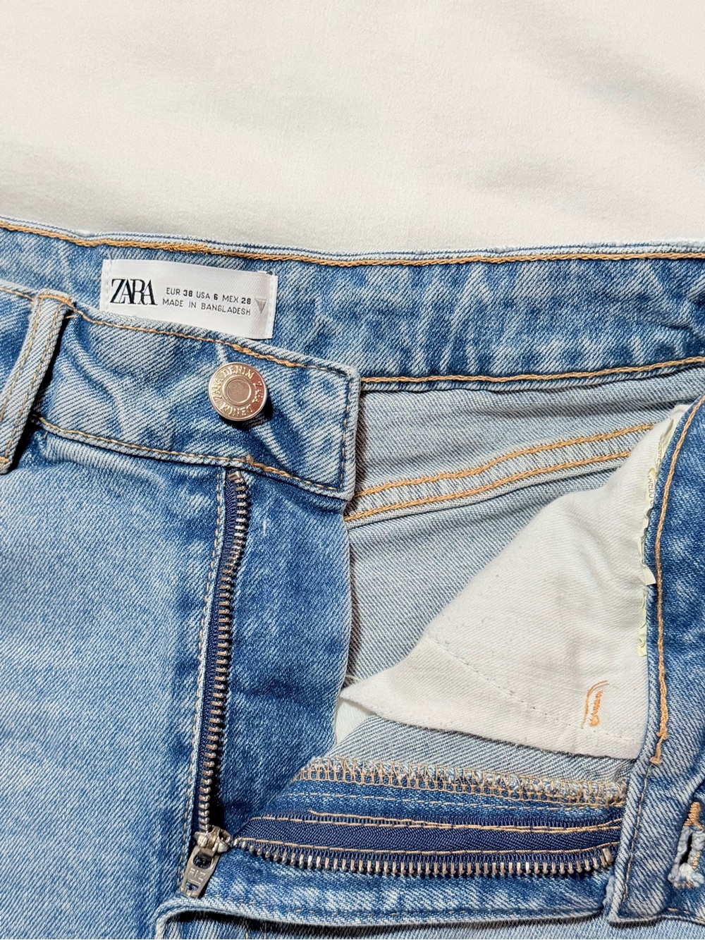 Zara High Rise Light Wash Distressed Frayed Jean Denim Shorts Size 6 | 28 - Picture 4 of 7